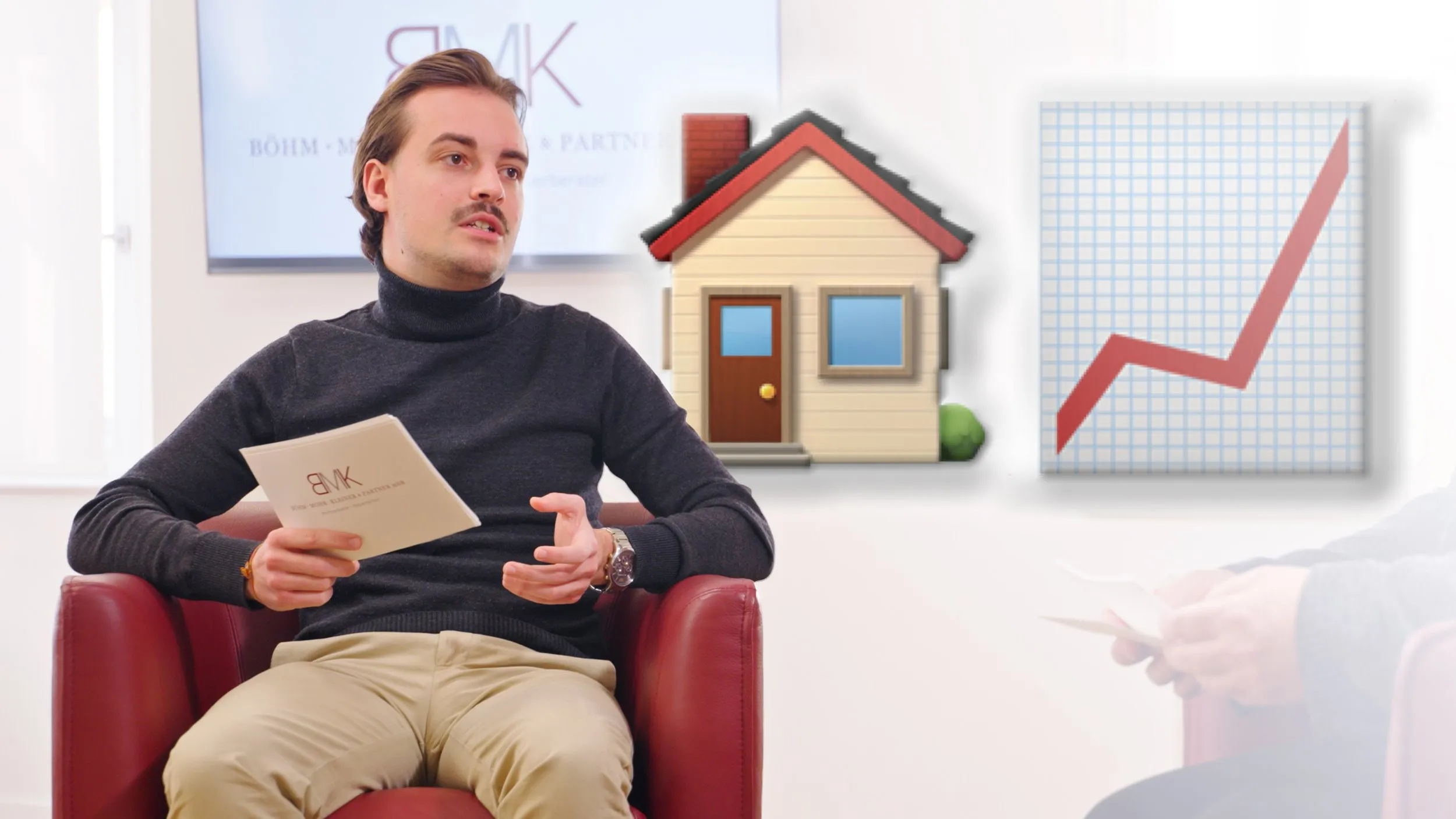 Steuerberater im Sessel beim BMK Steuertalk, daneben eingeblendete Grafiken eines Hauses und eines Diagramms