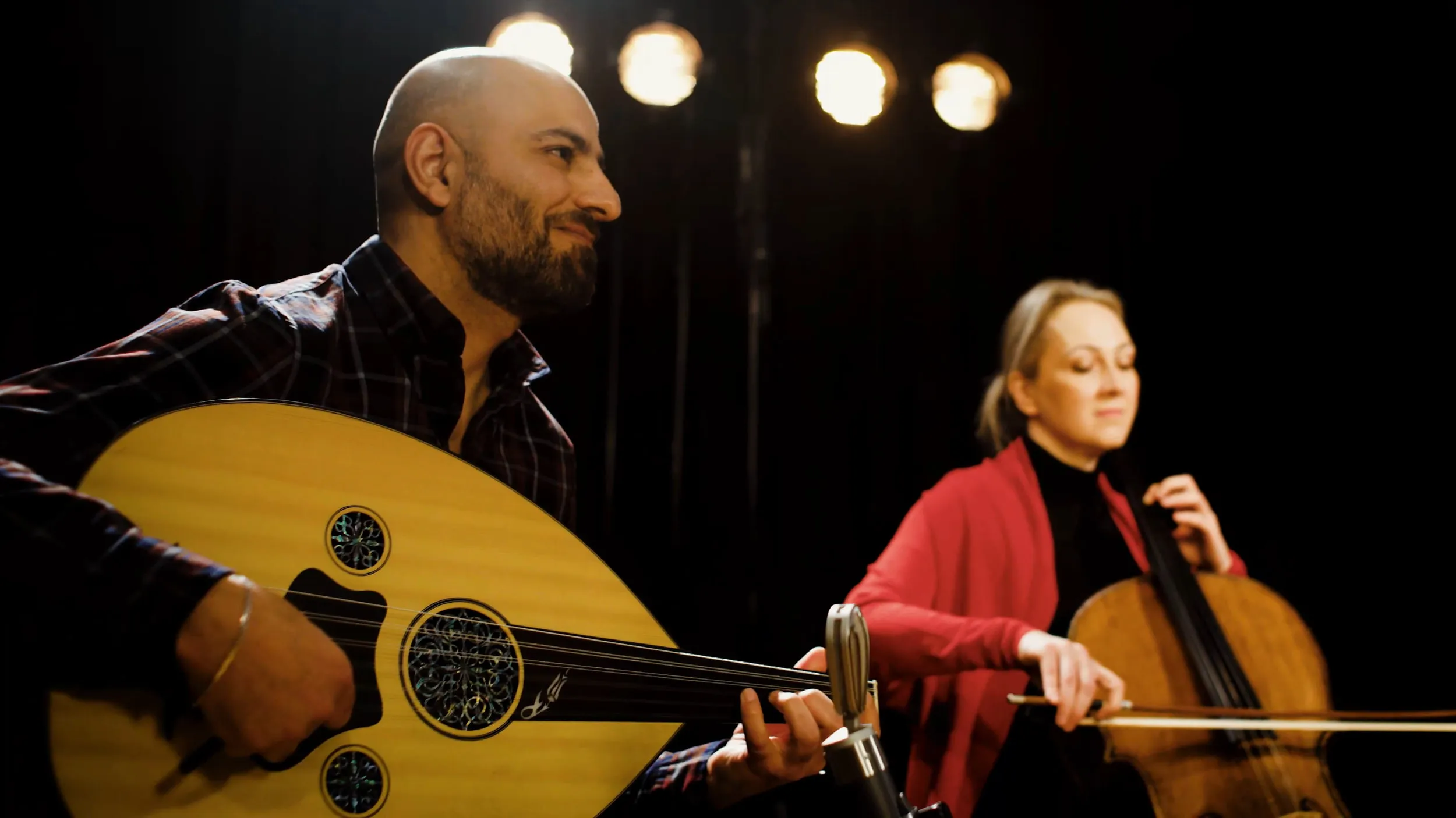Oud-Spieler und Cellistin beim Musizieren