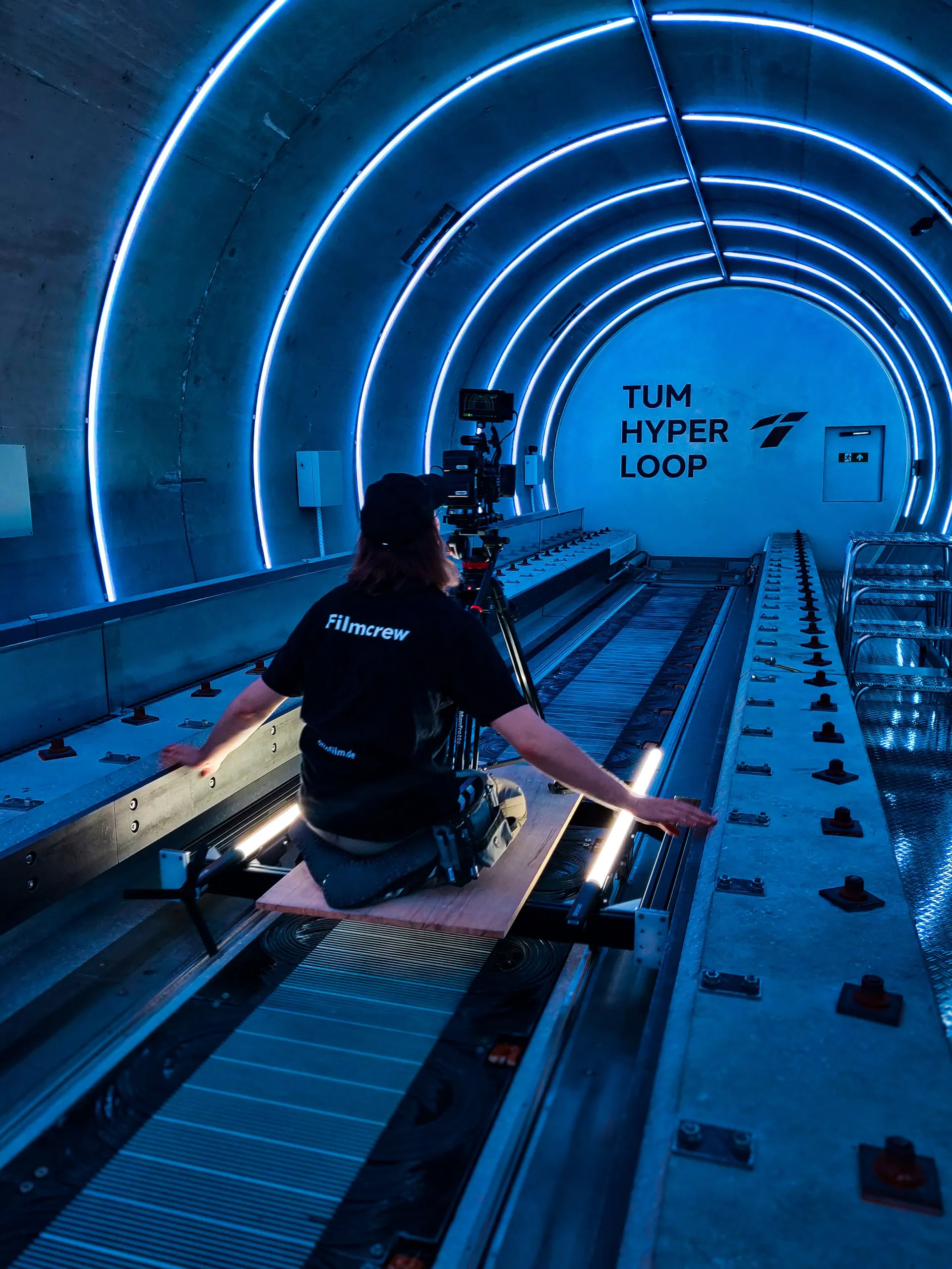Kameramann filmt in der blau beleuchteten Hyperloop-Röhre