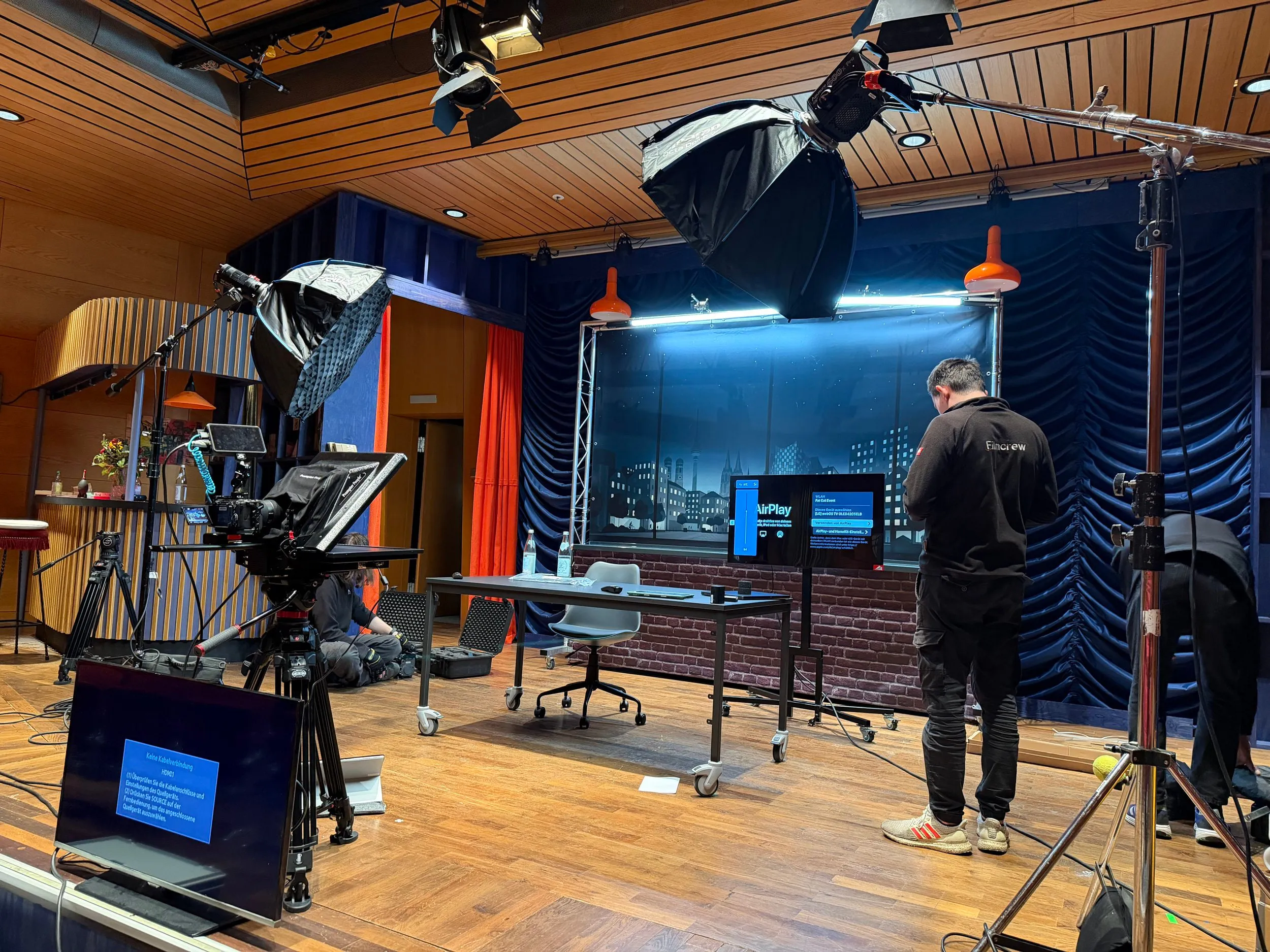 Studioaufbau mit Kameras, Licht und Teleprompter vor dem Fun-Facts-Set