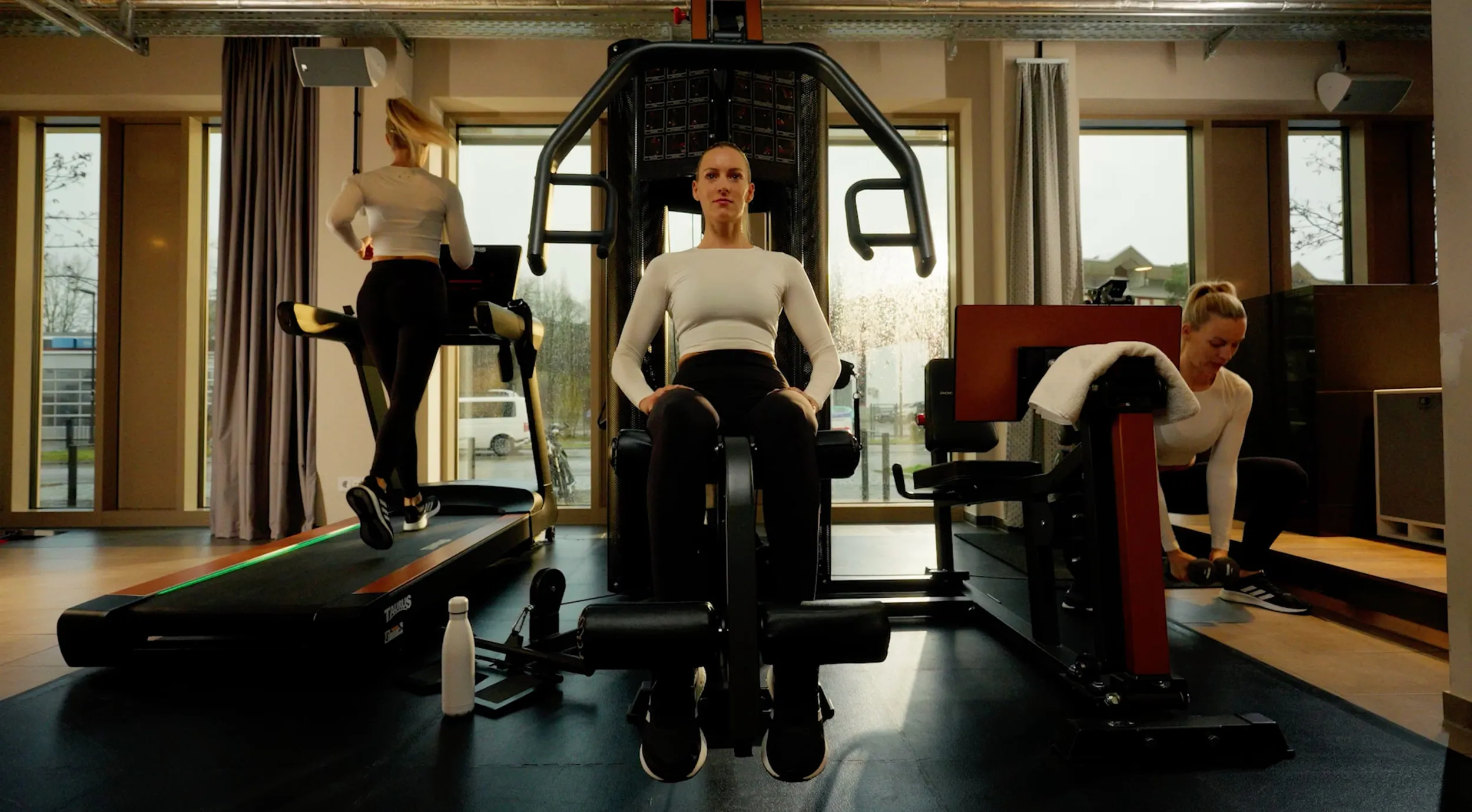 Gäste trainieren im Fitnessstudio des Hotels
