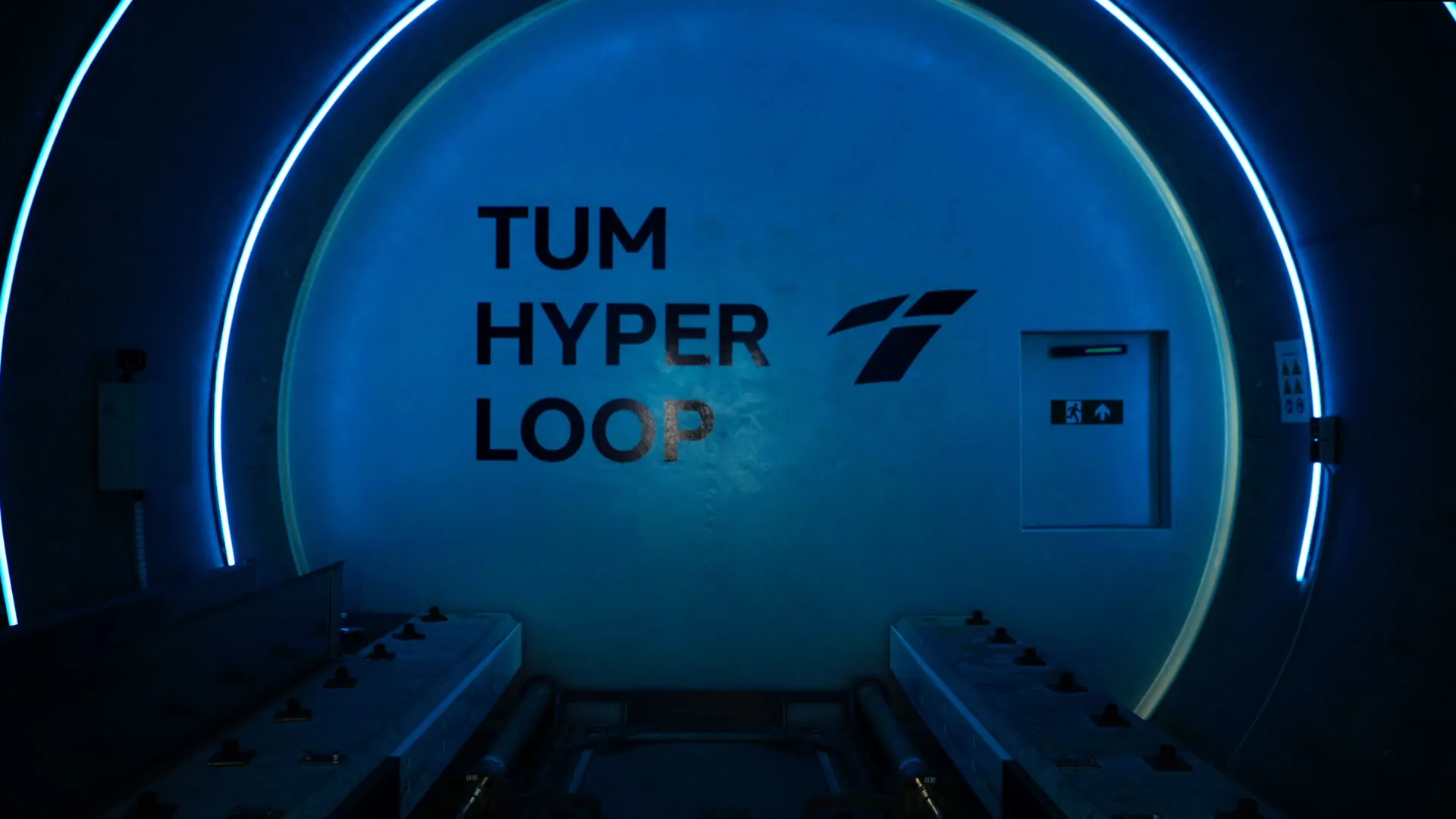 Ende der Teströhre mit TUM-Hyperloop-Logo in blauem Licht