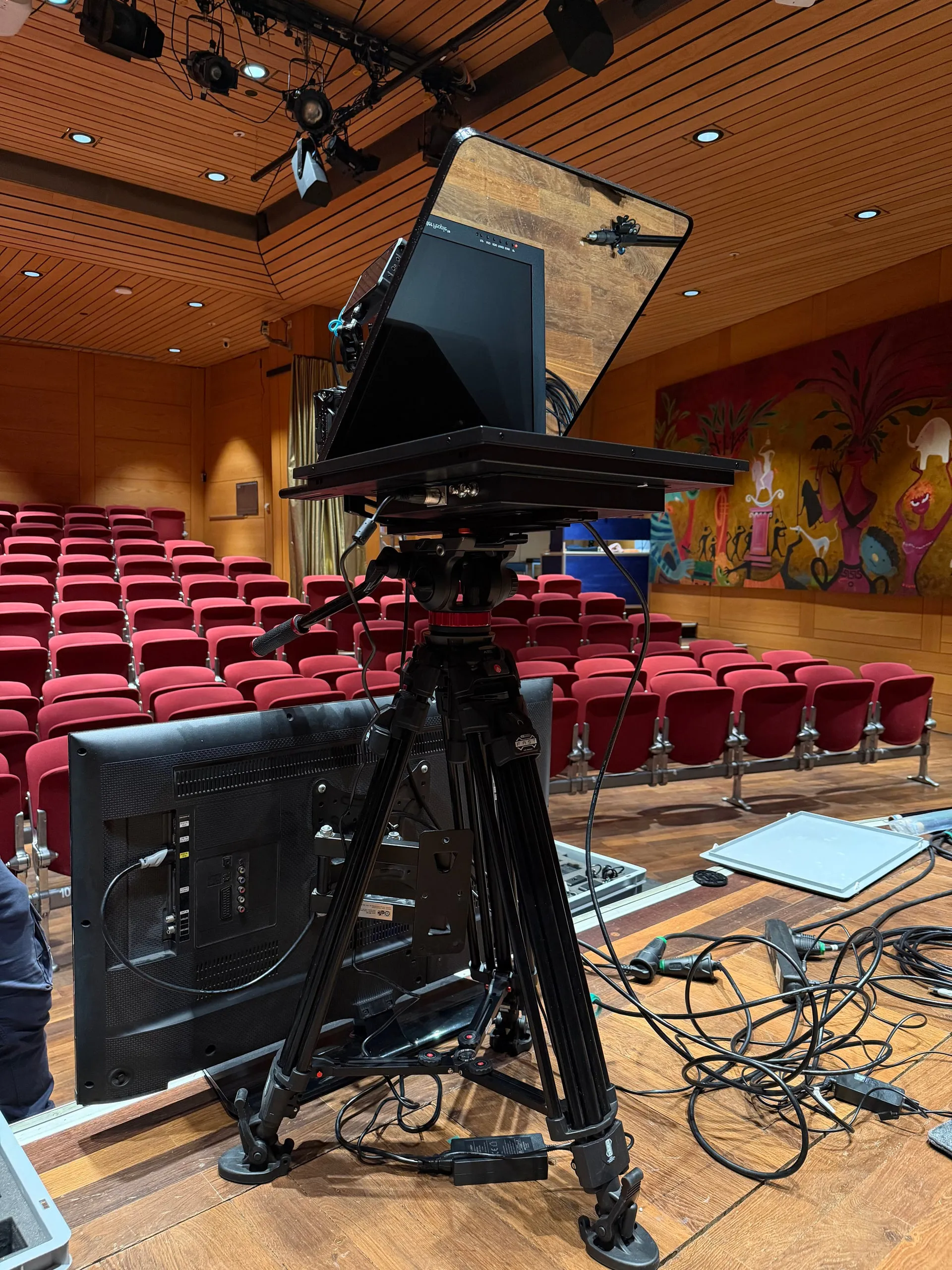 Kamera mit Teleprompter im Zuschauerraum mit roten Sitzreihen