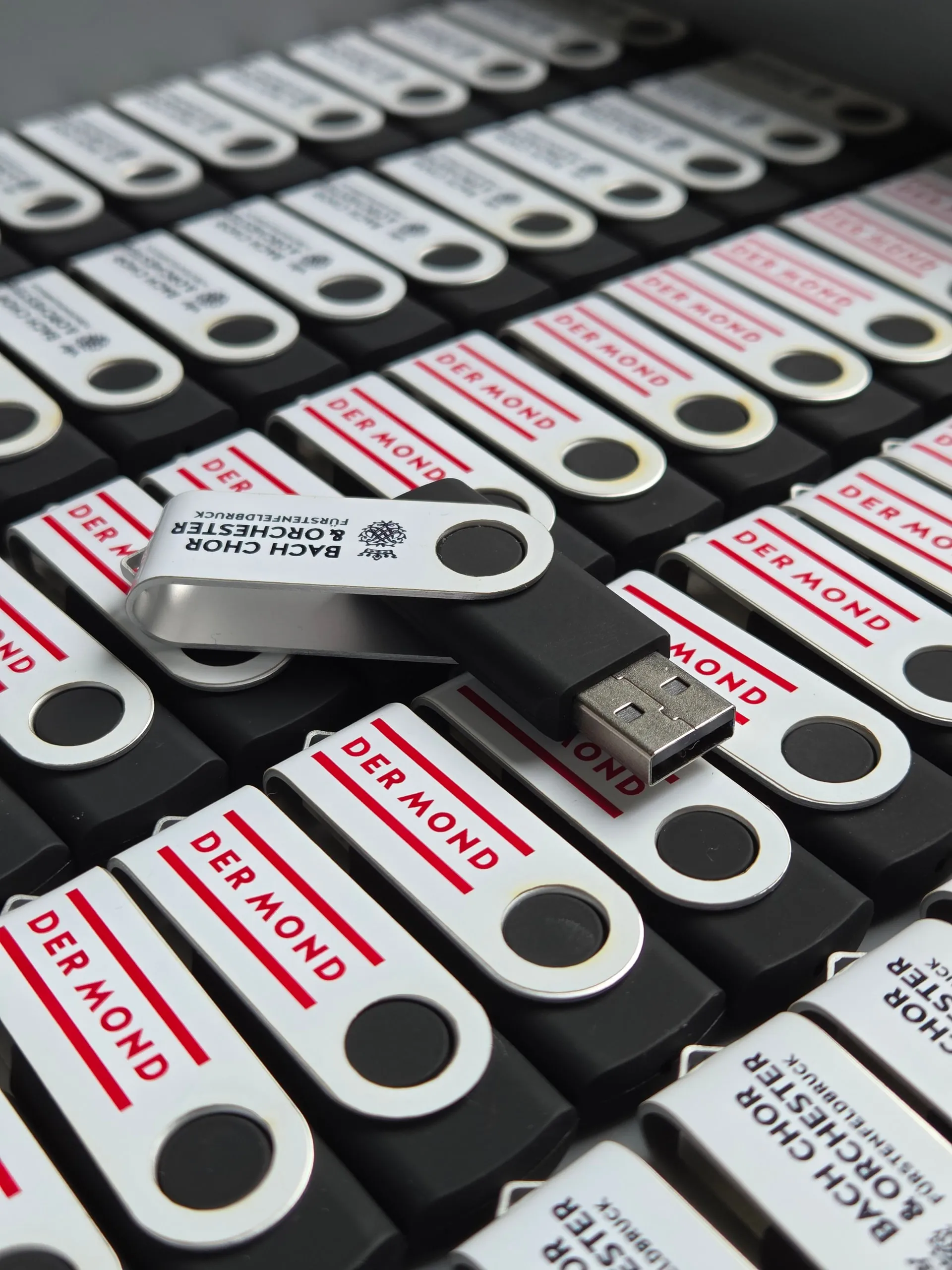 USB-Sticks mit „Der Mond“-Aufdruck