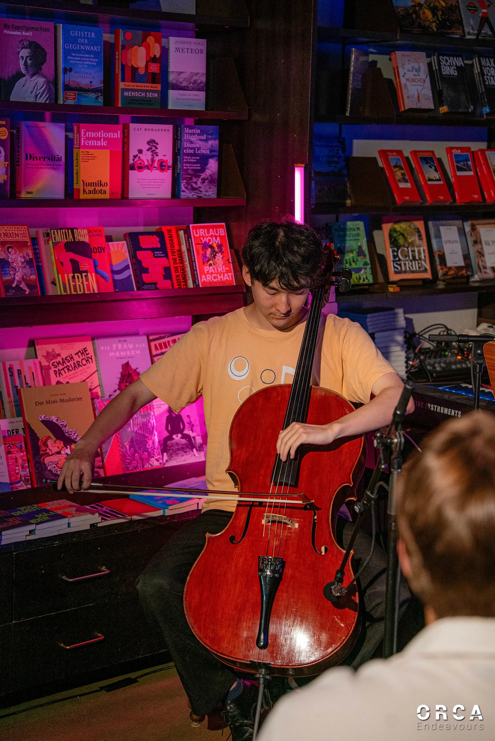Cellist spielt bei einer Veranstaltung zum Film zwischen Bücherregalen