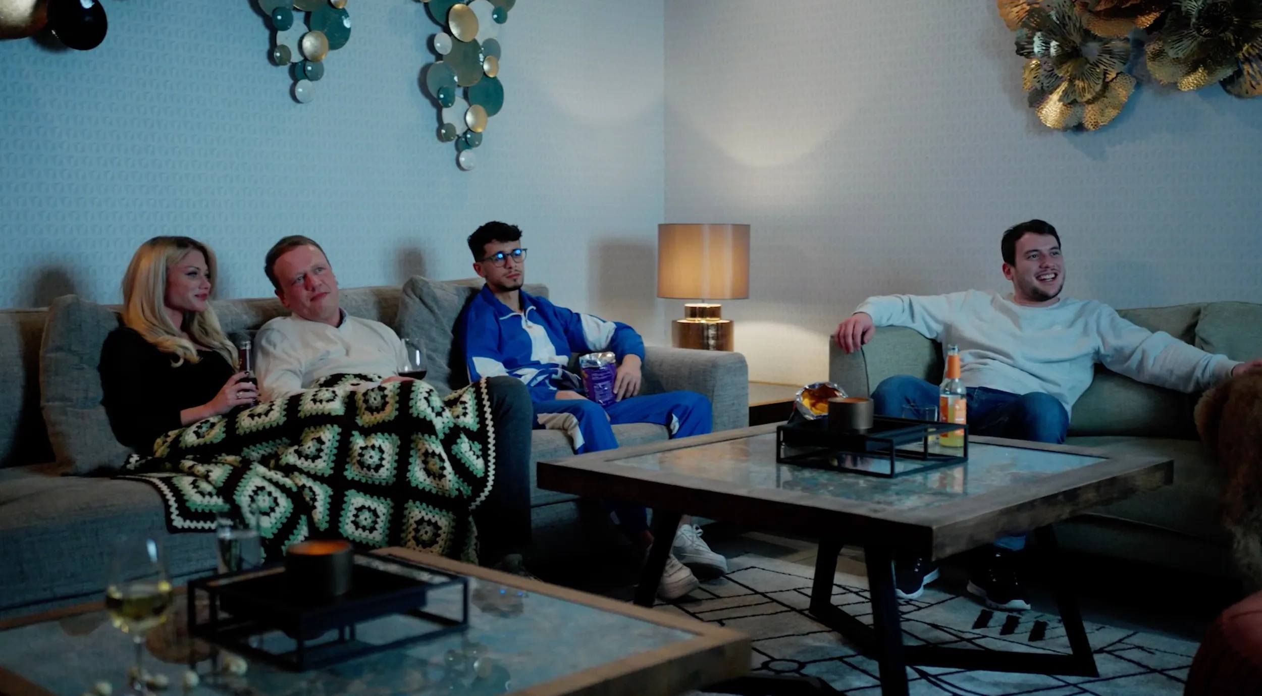 Gäste entspannen auf Sofas in der Kino-Ecke
