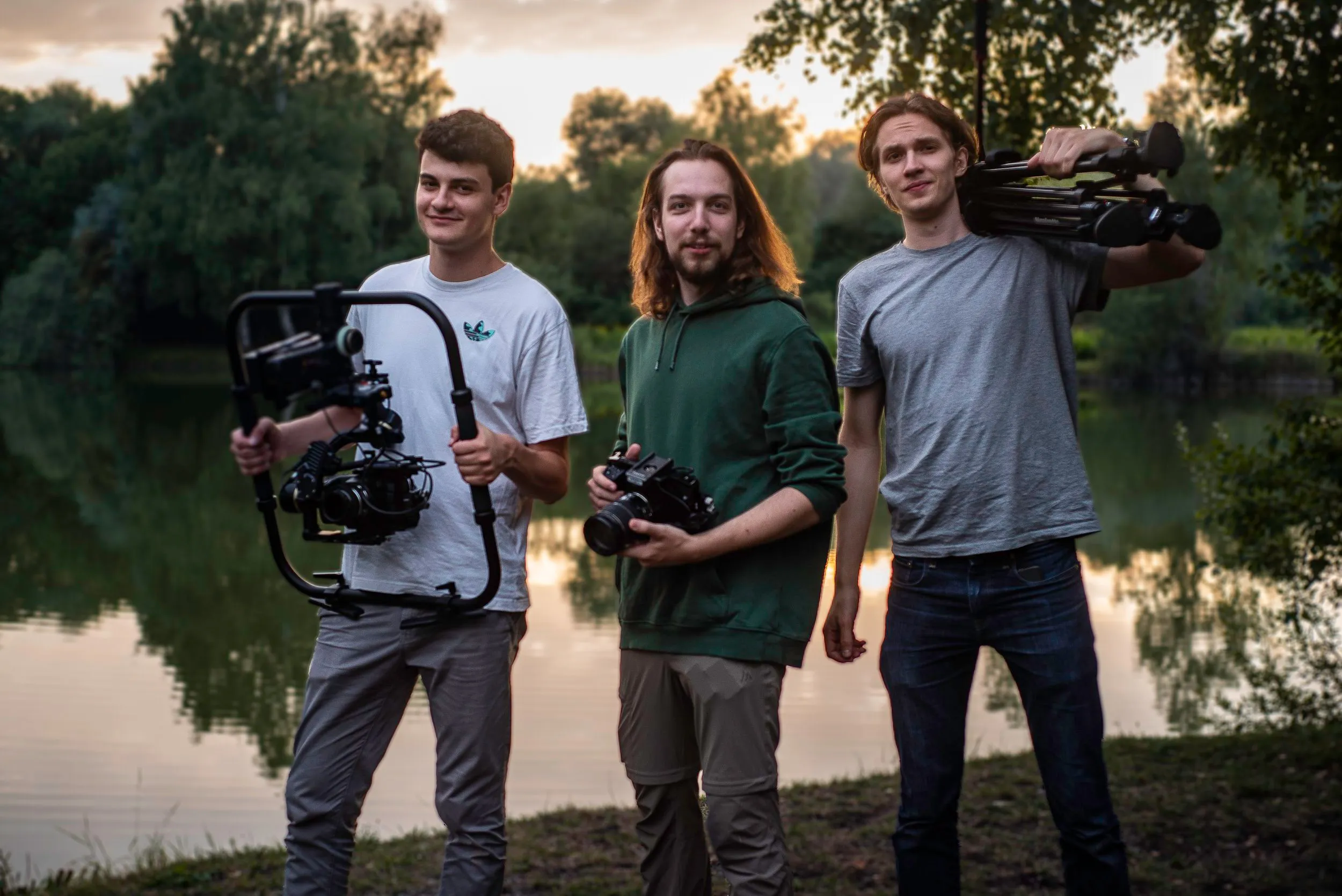 Drei Mitglieder des Filmteams mit Kameras am Weiher