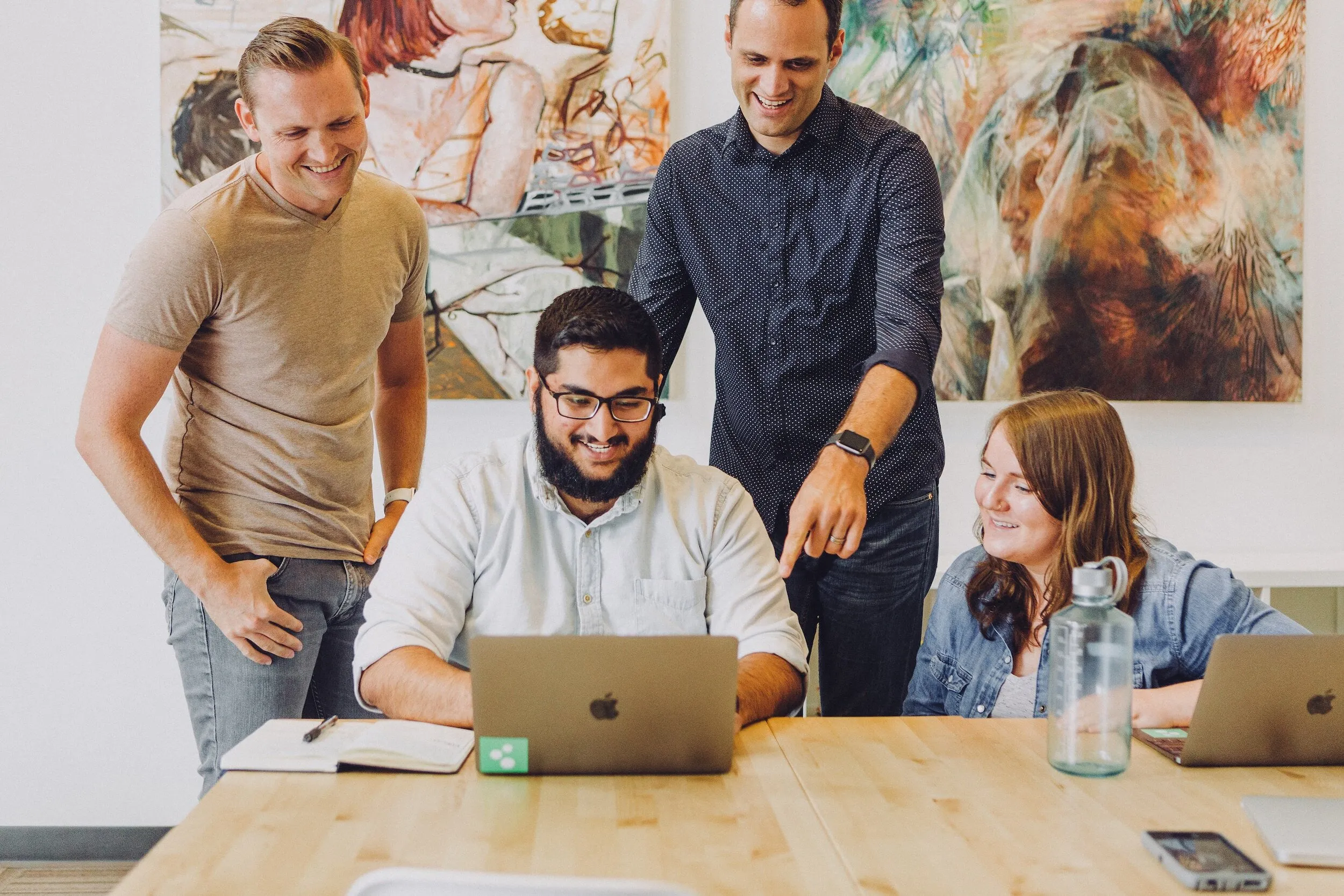 Team bespricht ein Projekt am Laptop