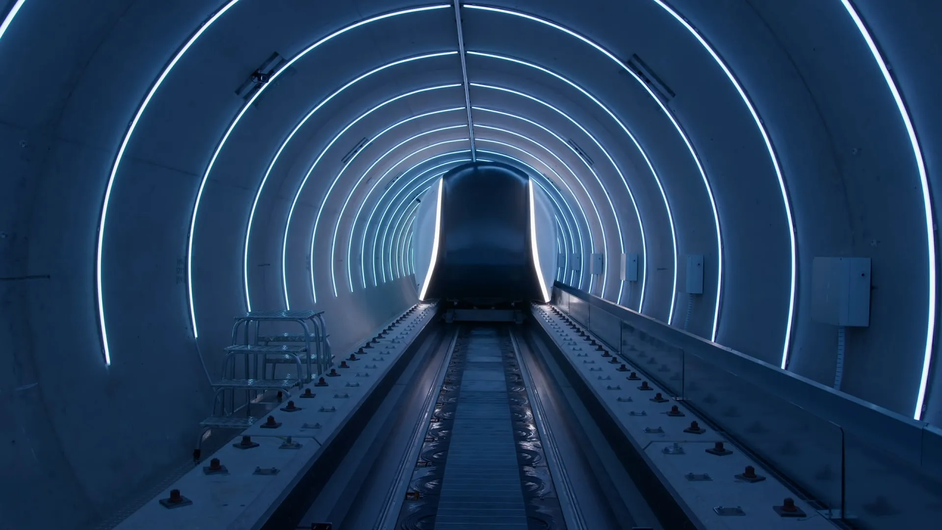Leuchtende Lichtbögen im Inneren der Hyperloop-Teströhre mit Schiene