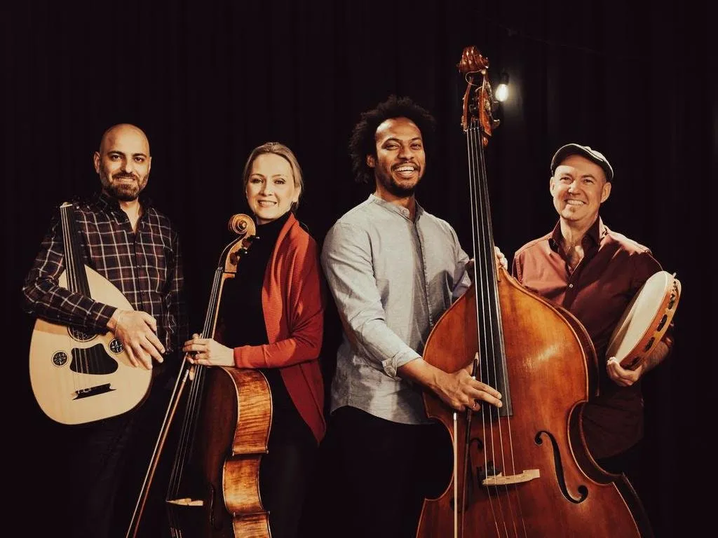 Die vier Musiker:innen von Met in Munich mit Oud, Cello, Kontrabass und Rahmentrommel
