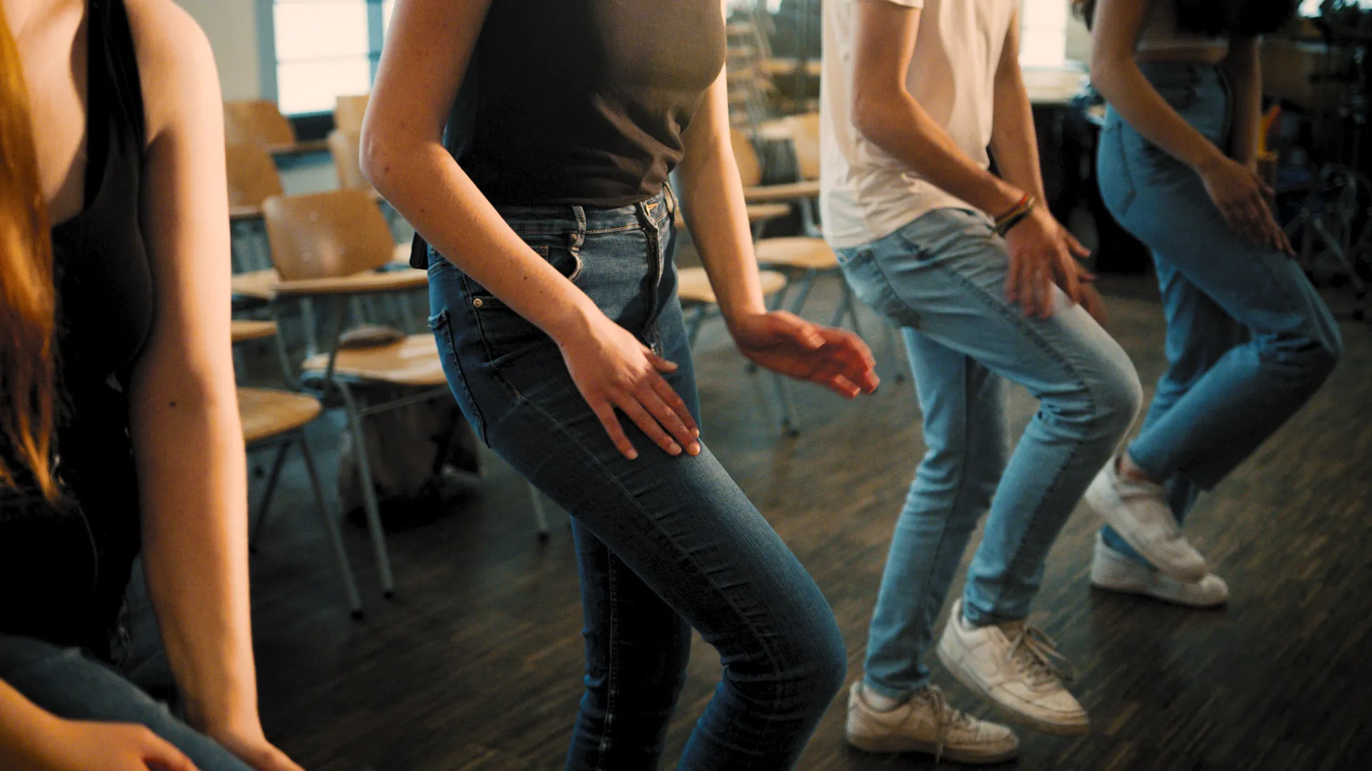 Beine von Jugendlichen in Jeans bei einer Bodypercussion-Choreografie