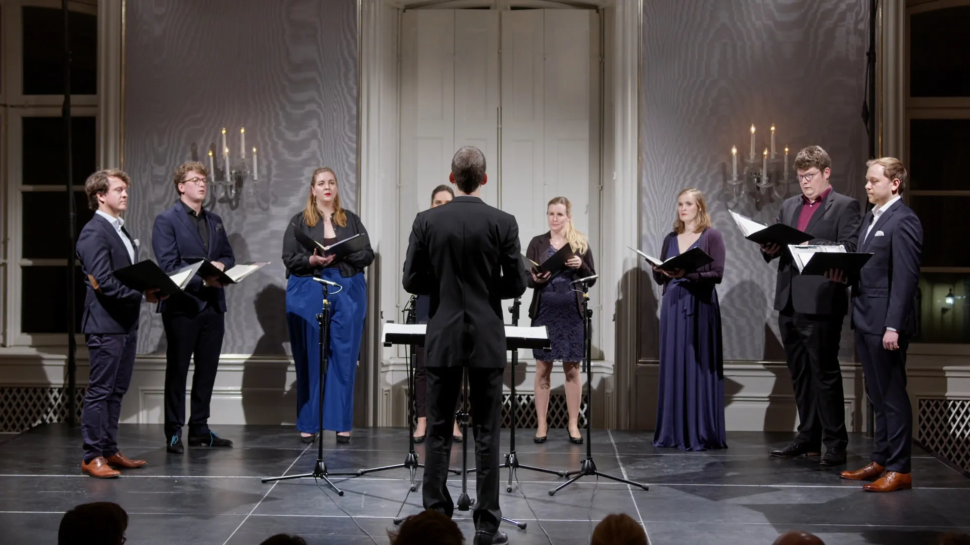 Kammerkonzert mit Sängerinnen und Sängern vor historischer Kulisse