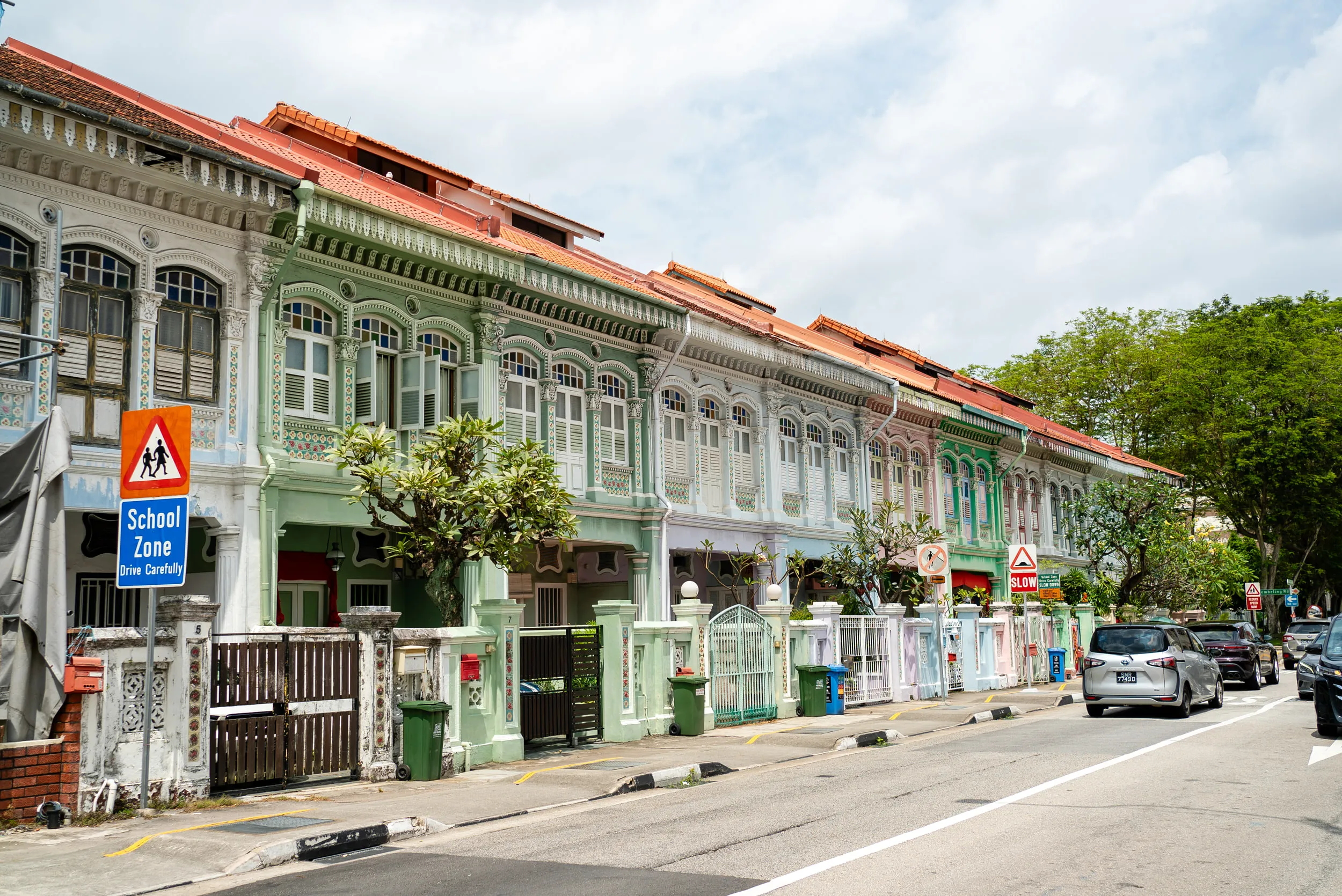 Straße mit bunten historischen Reihenhäusern in Katong, Singapur