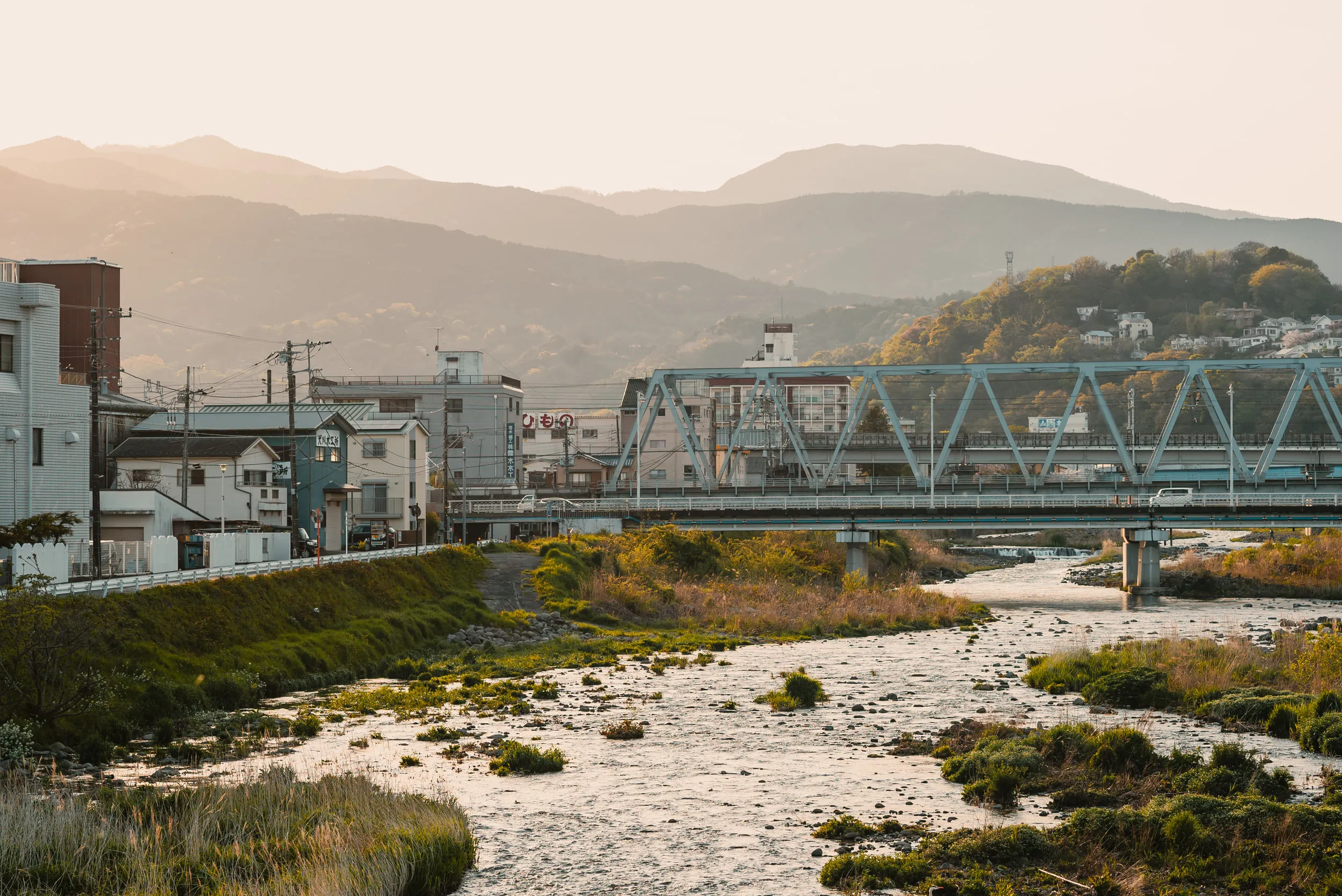 Hayakawa Bridge in Odawara mit Fluss und Bergen im Abendlicht