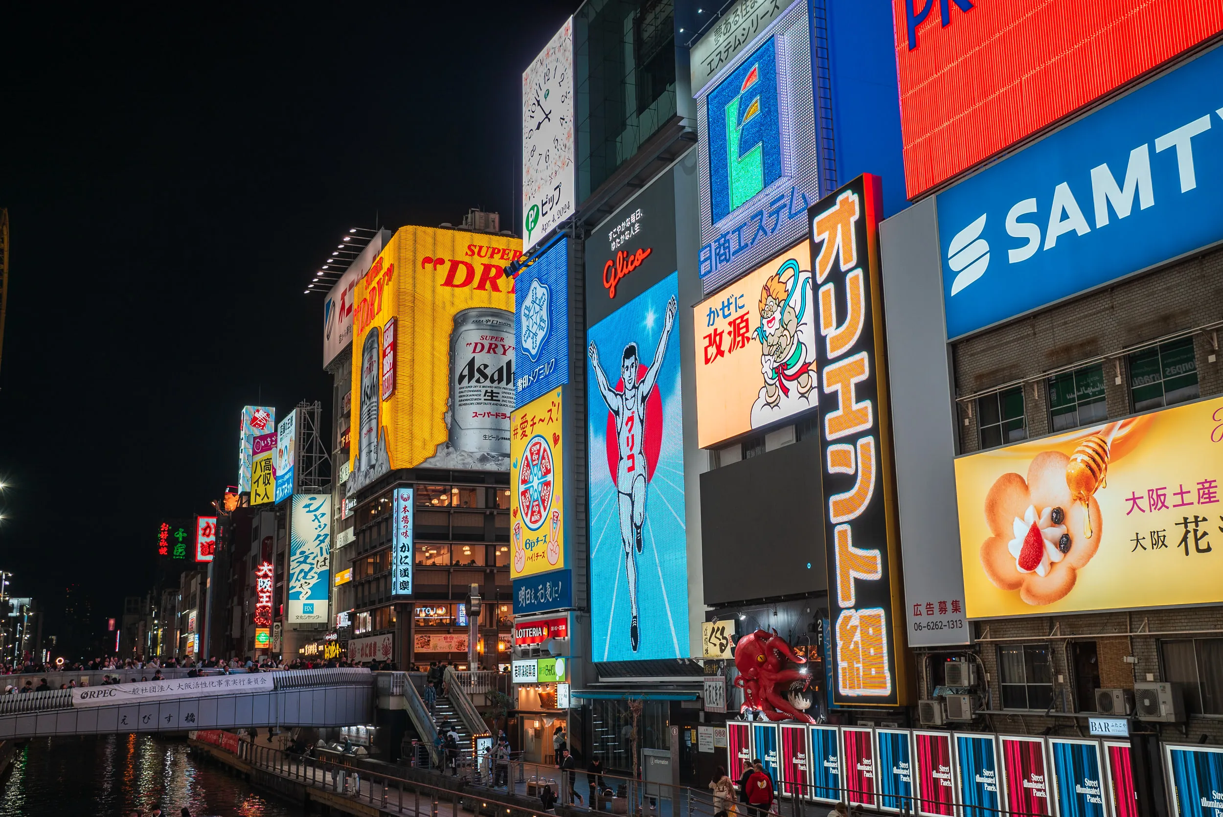 Ebisu Bridge in Osaka bei Nacht mit leuchtenden Reklametafeln