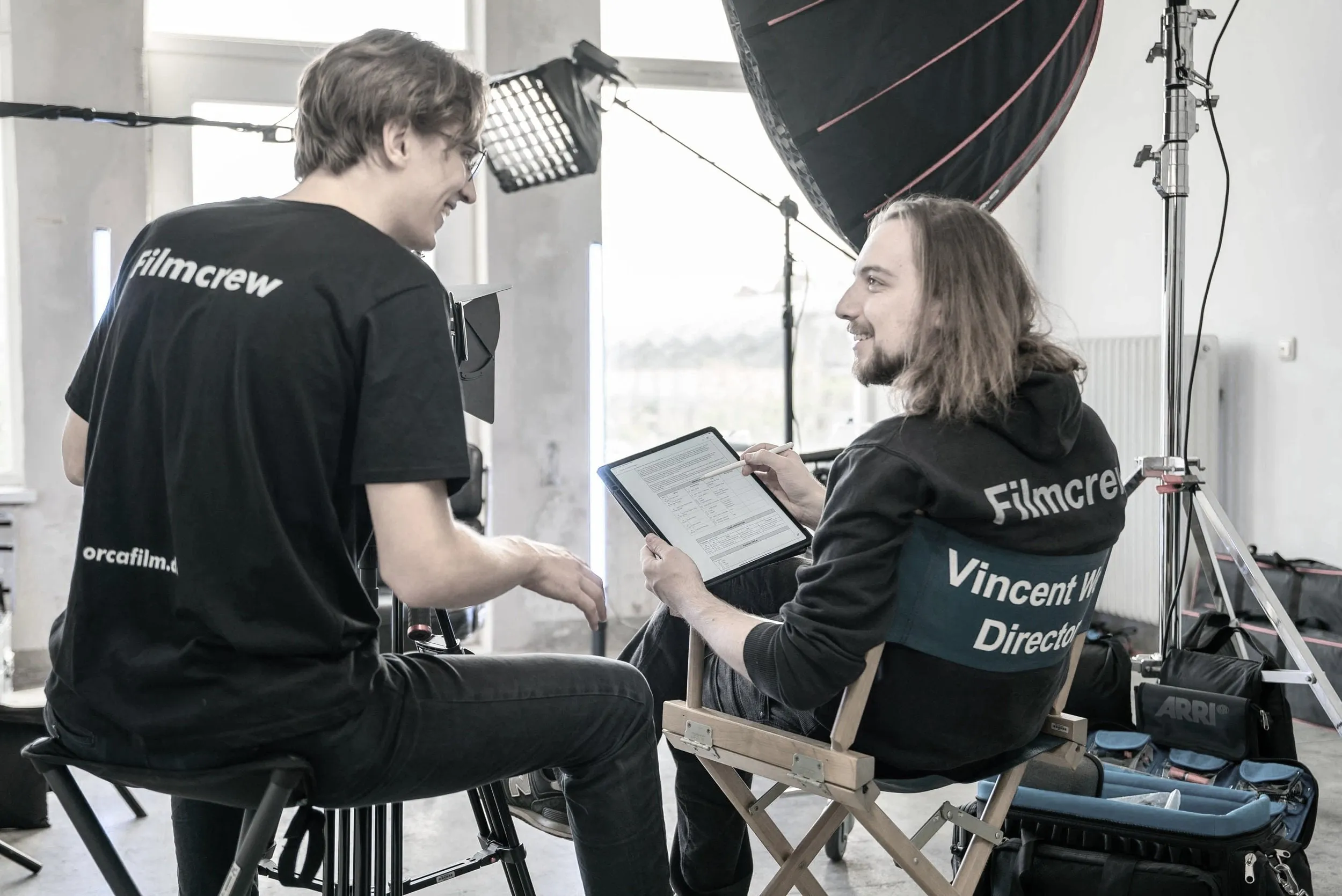 Regisseur und Kameramann besprechen eine Szene am Set