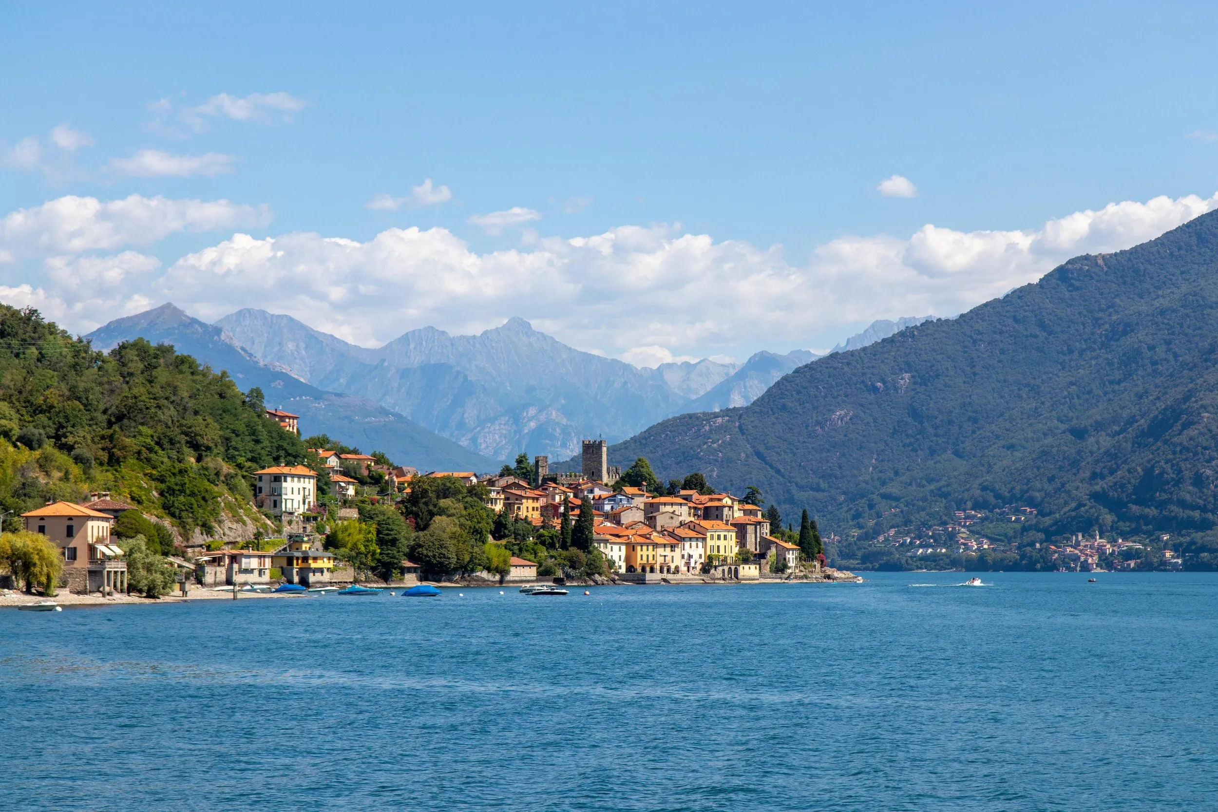 Santa Maria Rezzonico am Comer See unter blauem Himmel mit Bergen