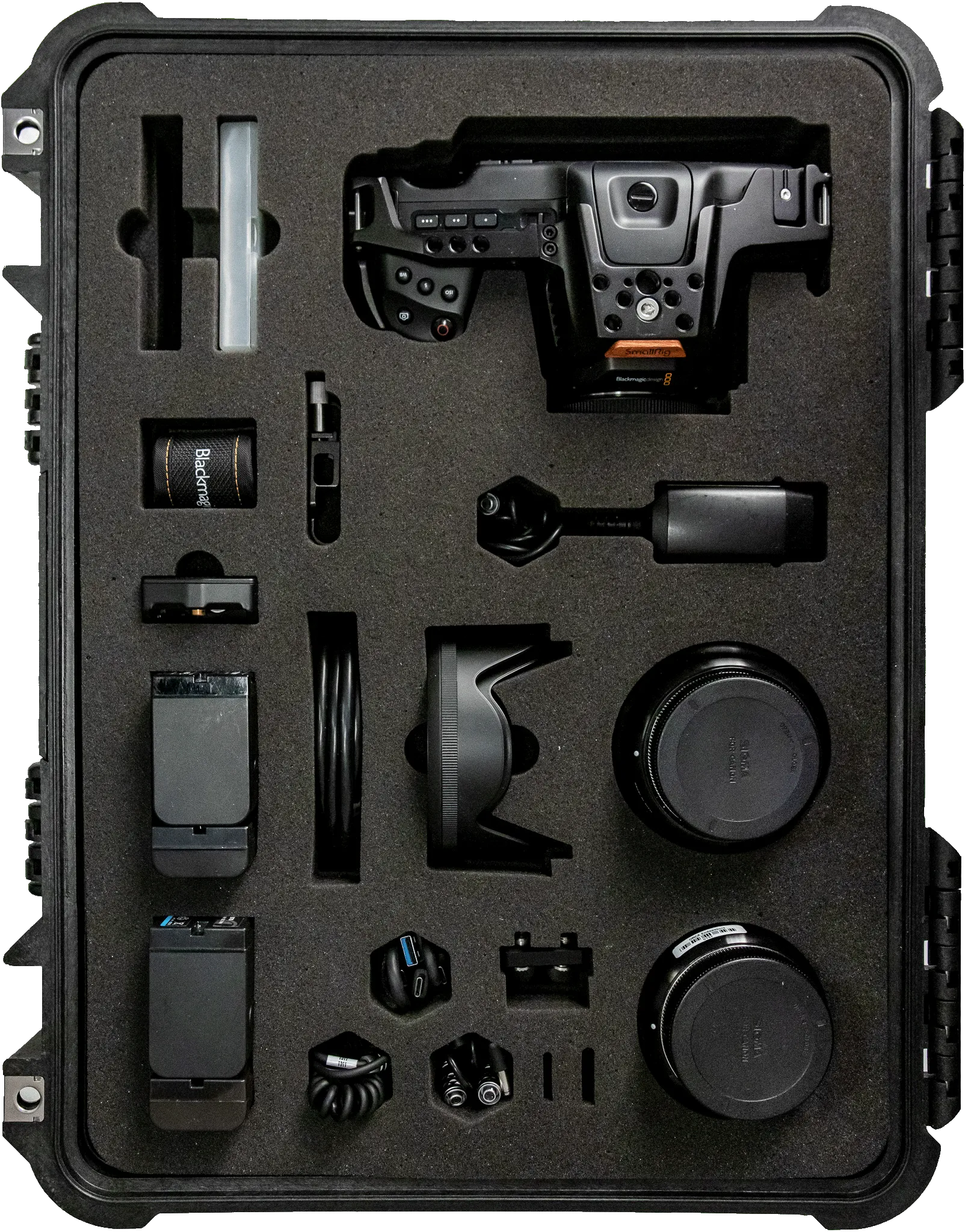 Ein professionelles Kameraset in einem schwarzen Koffer, inklusive Kamera-Controller, diversen Objektiven, Batterien, Kabeln und Zubehörteilen.