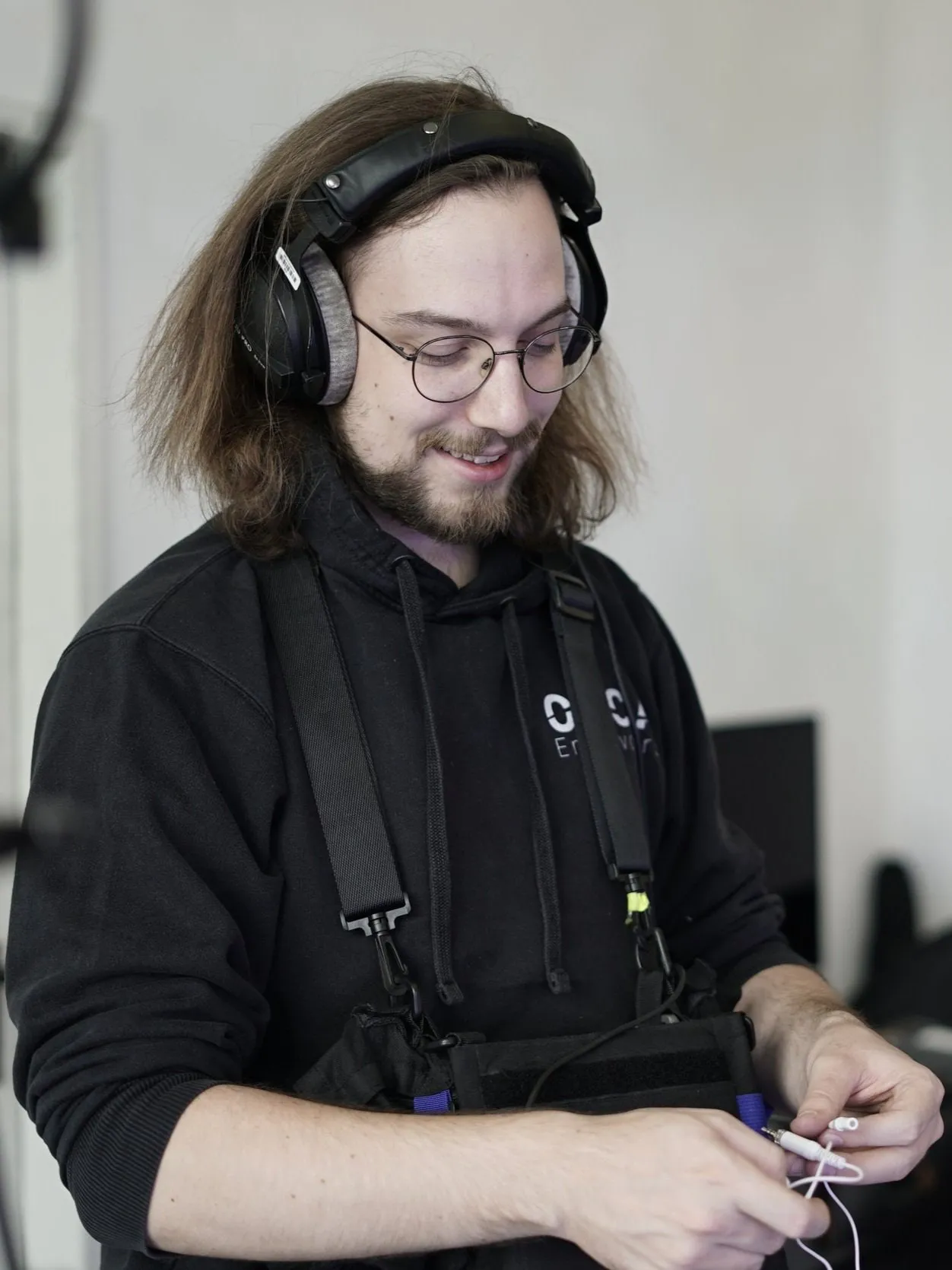 Portrait von Konrad Zinner mit Kopfhörern im Studio