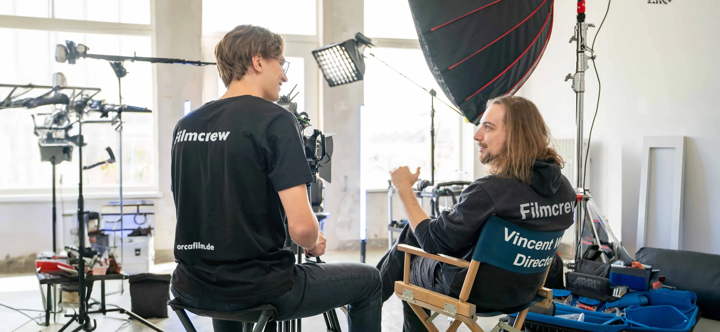 Filmcrew am Set mit Regiestuhl und Kamera